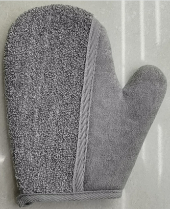 Lumaysa Detox Glove made from charcoal-infused bamboo and natural linen, dual-texture exfoliating bath glove in grey.