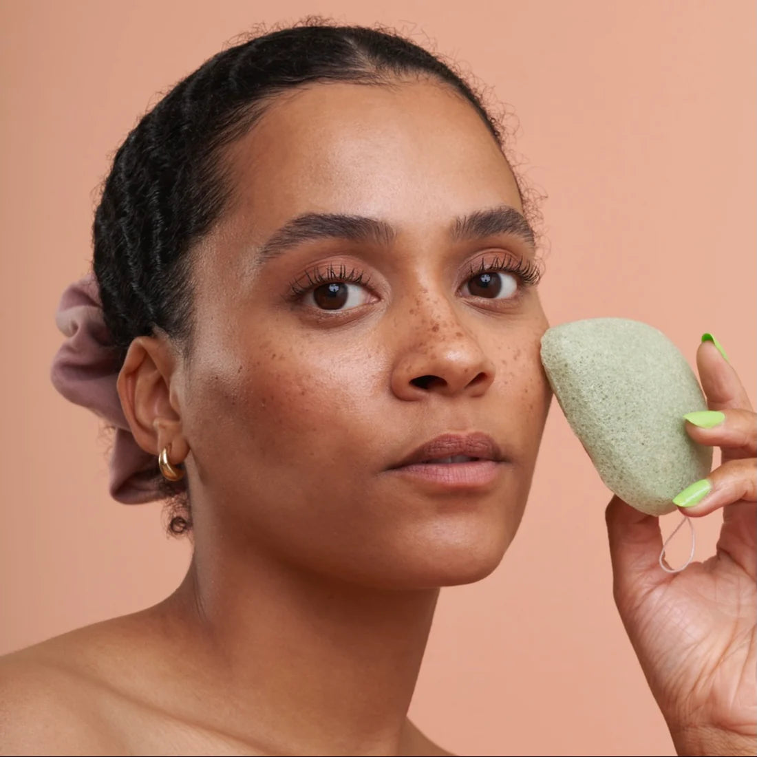 Woman using Lumaysa Konjac Facial Sponge – Aloe Vera for gentle facial cleansing